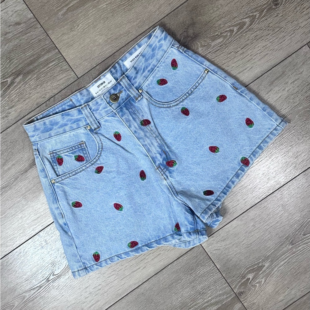 Cotton On High Rise Mom Shorts Strawberry Embroidery - Picture 4 of 14